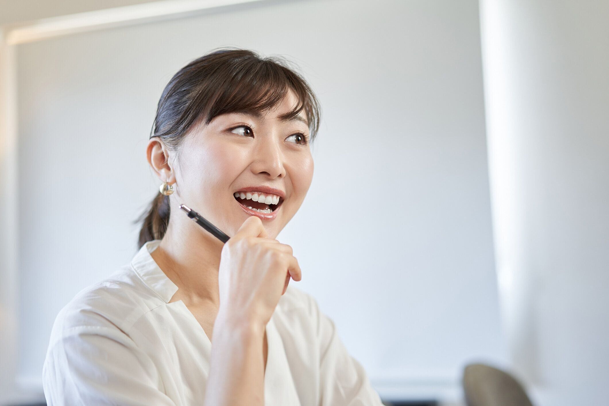 良いことを思いつくアジアの女性