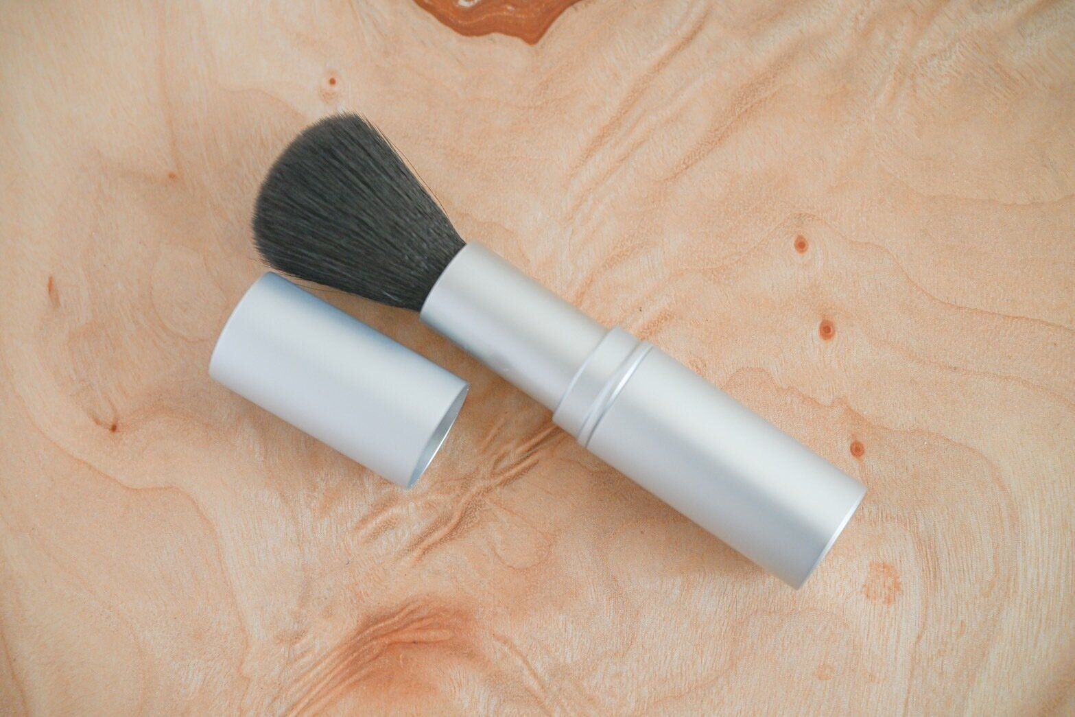 フタをあけたチークブラシ