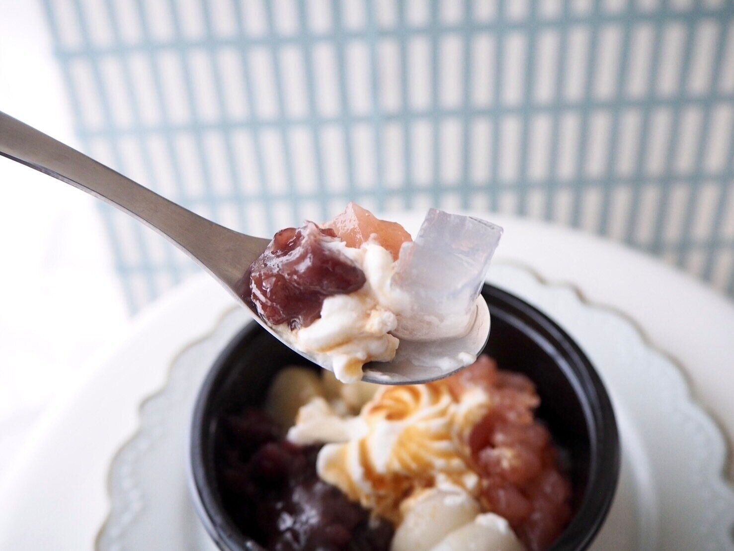 シャトレーゼ「和涼白桃クリームあんみつ」スプーンのせ写真