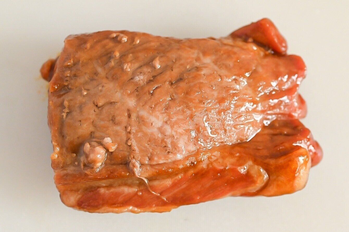 白いまな板にのった焼豚