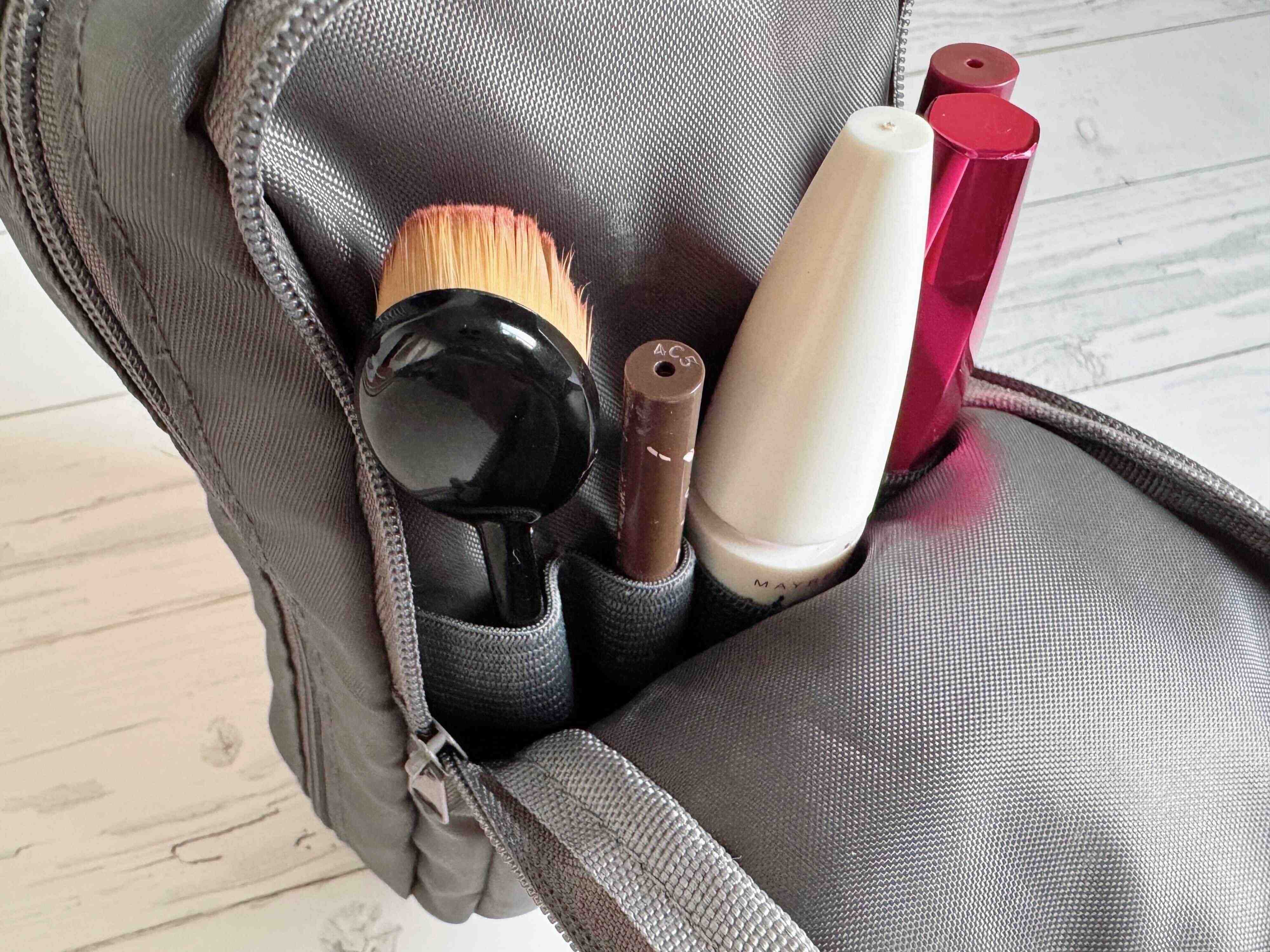 2箇所に分かれていてすっきり収納できる！