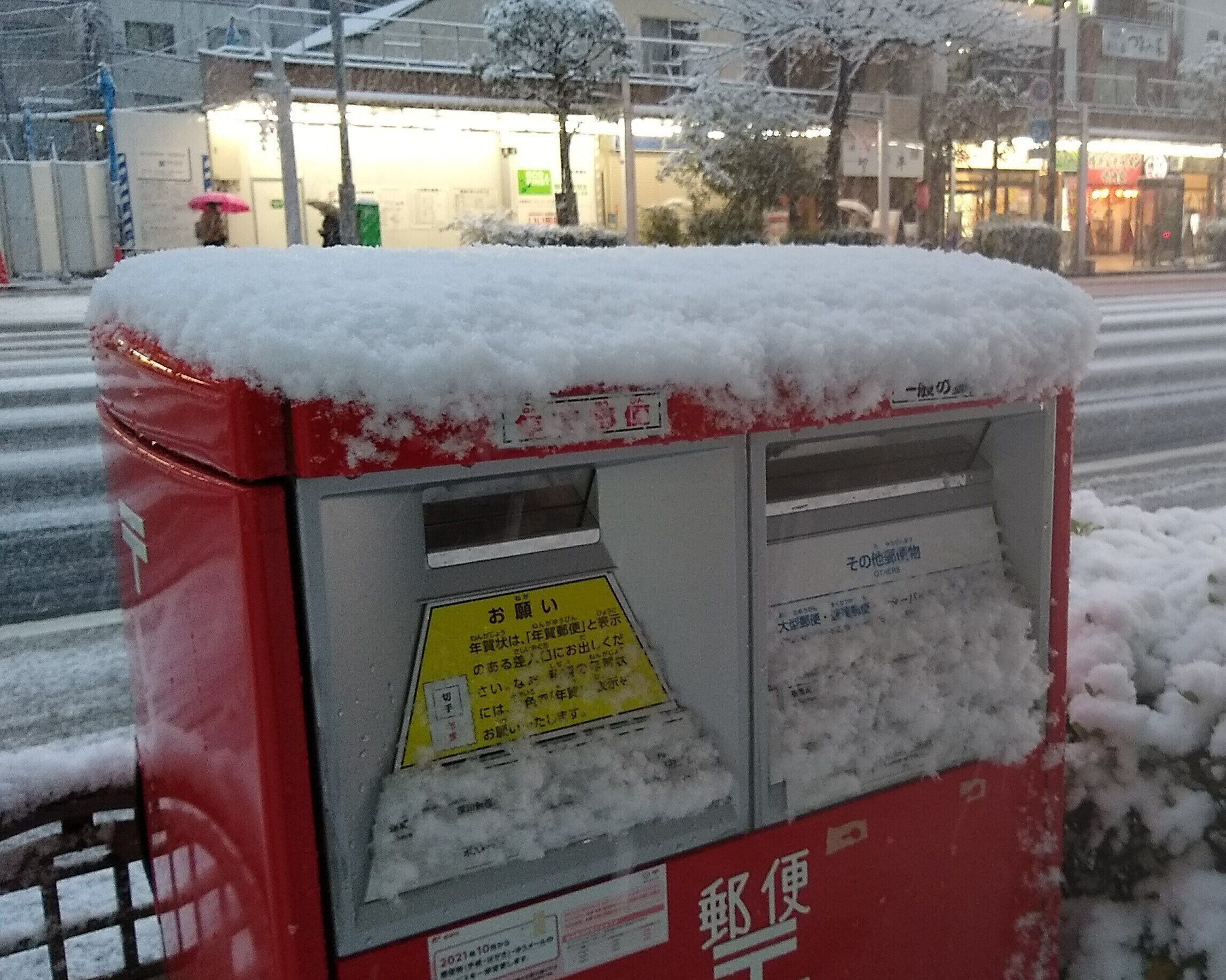 雪まみれの郵便ポスト