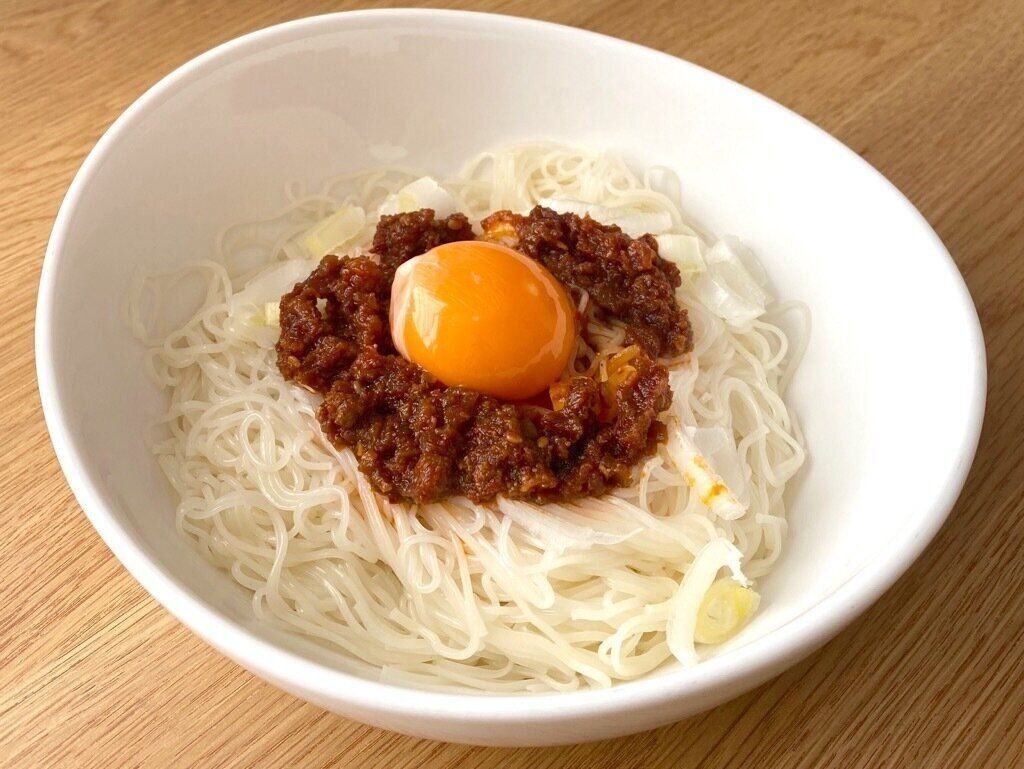 素麺の上にのせたご飯で汁なし坦坦と卵黄
