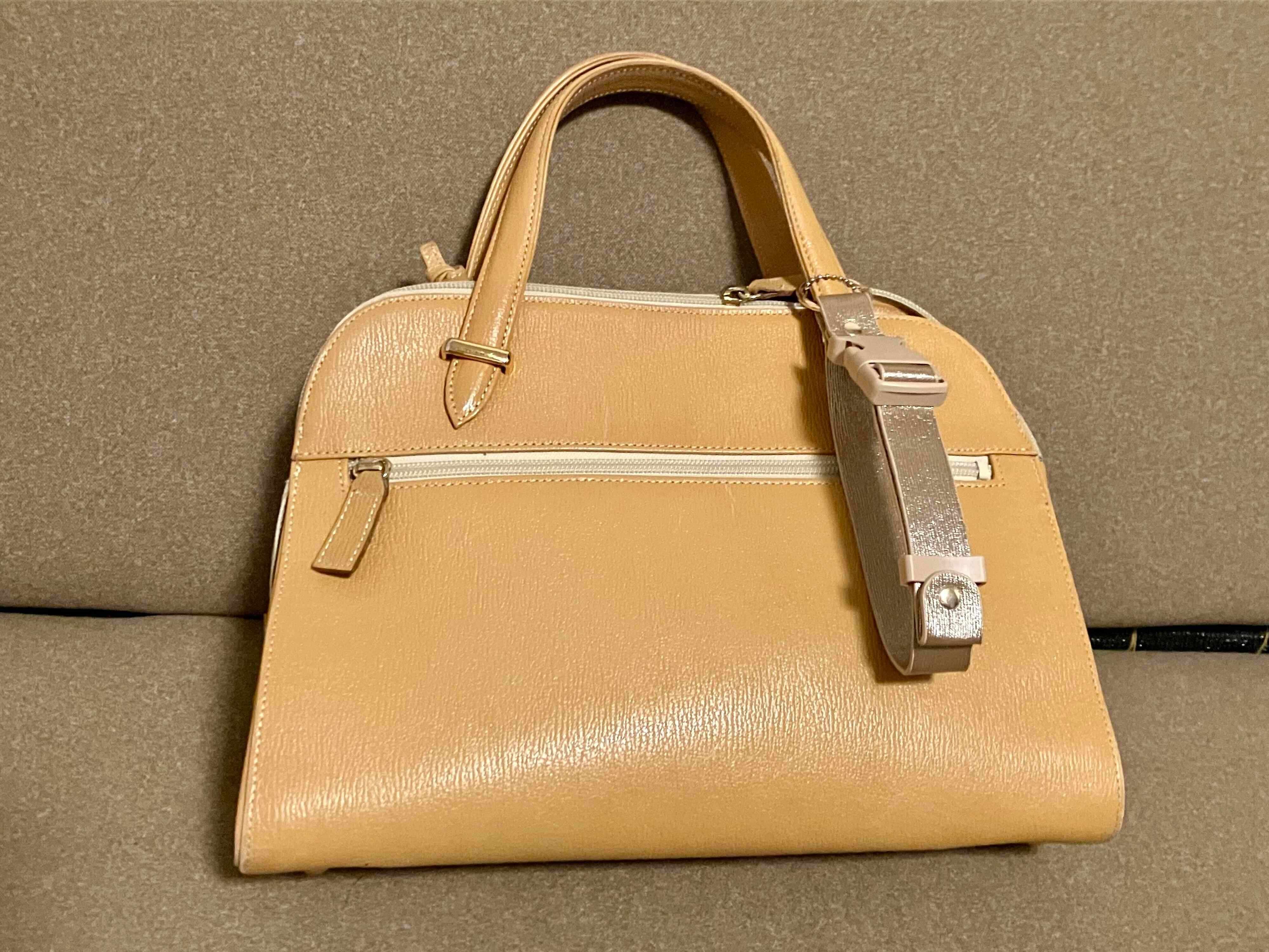 カラビナをカバンの持ち手に取り付けます