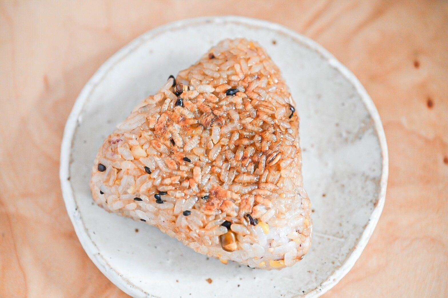 皿にのった焼きおにぎり