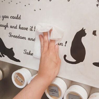 壁を雑巾で拭く