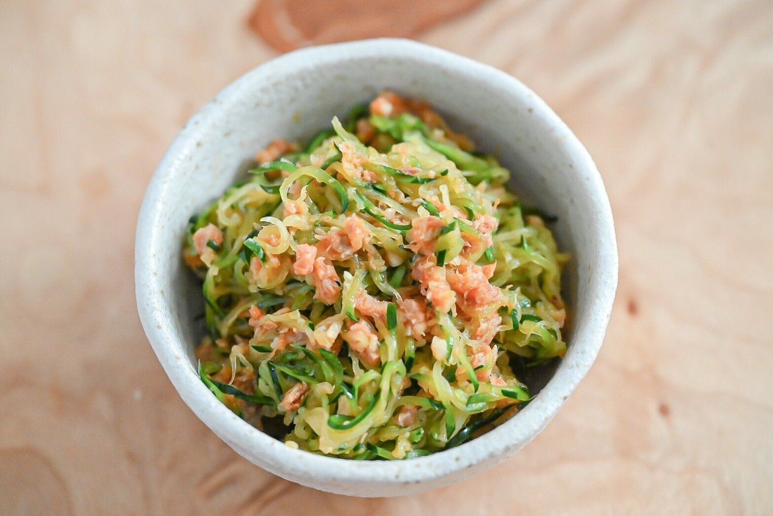 白い器に入った鮭にんにくズッキーニ