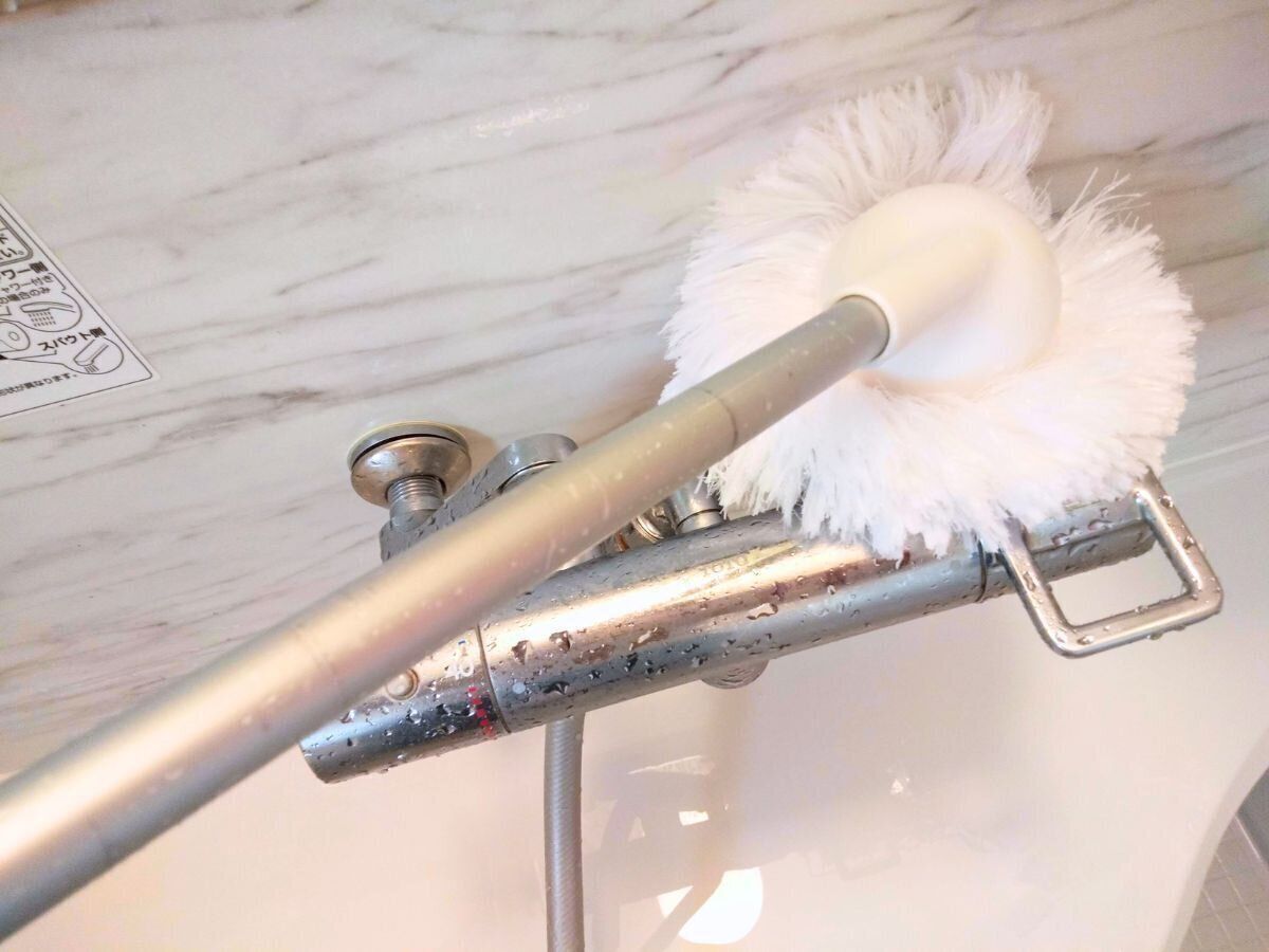 バスボンくんでカランを磨いている画像