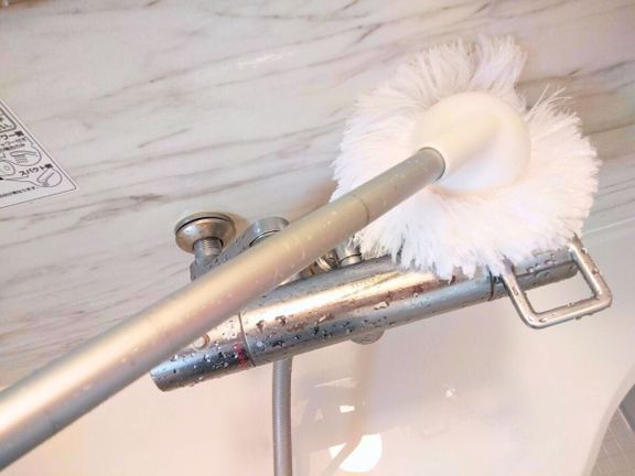 バスボンくんでカランを磨いている画像