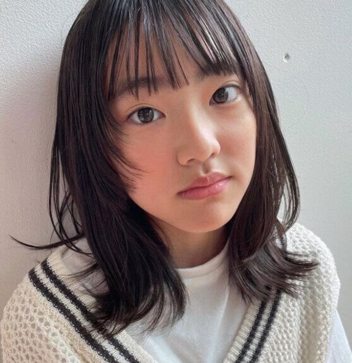 顔まわりのレイヤーがポイント!レイヤーウルフミディアム