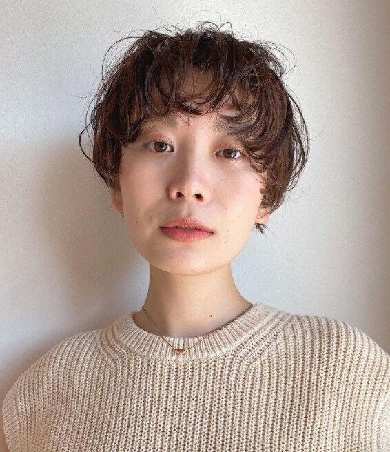 30代女性におすすめのヘアスタイル。トレンドのマッシュヘアとパーマの組み合わせ