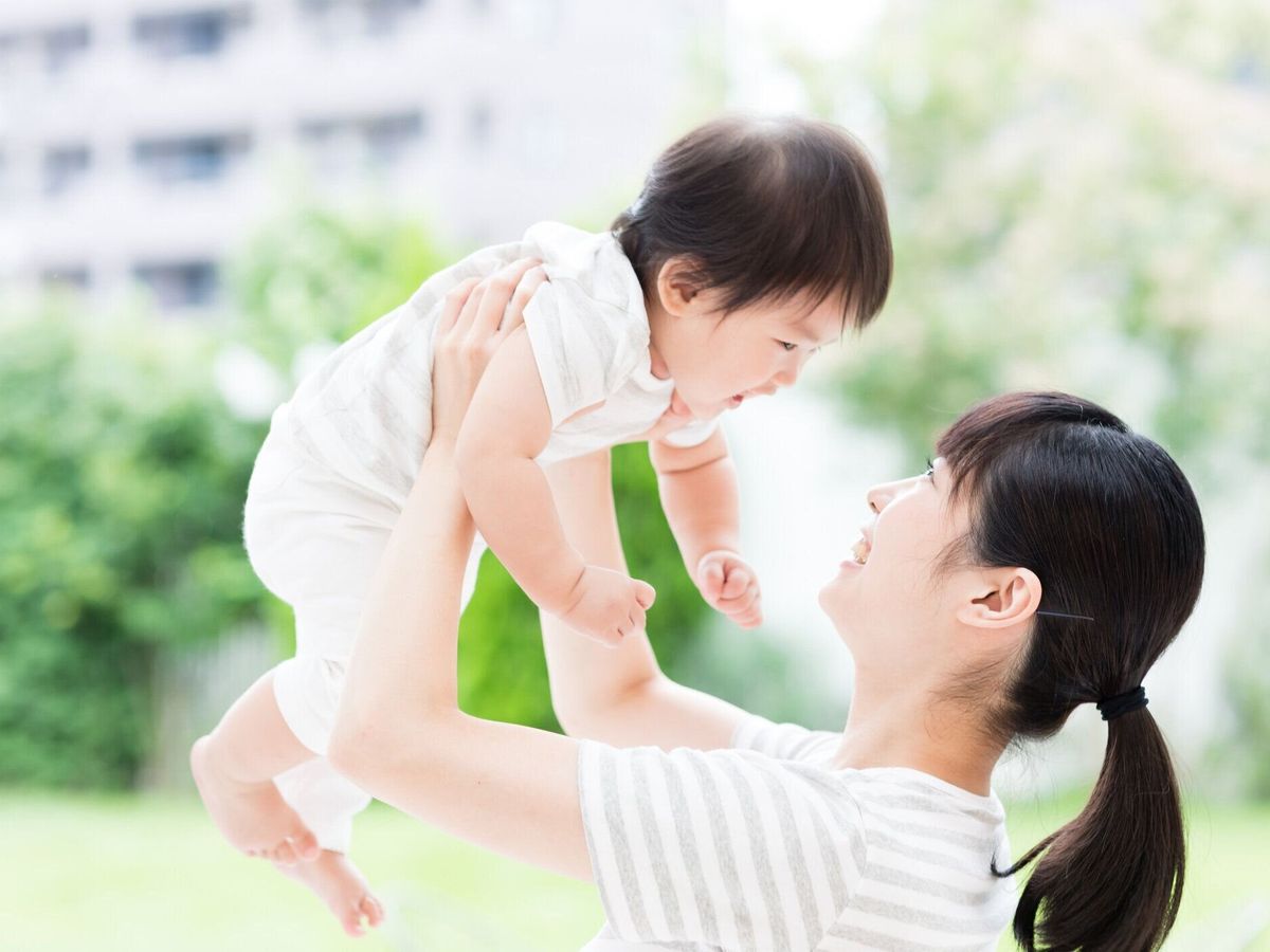 アジアの母と赤ちゃんのライフ スタイル イメージの肖像画