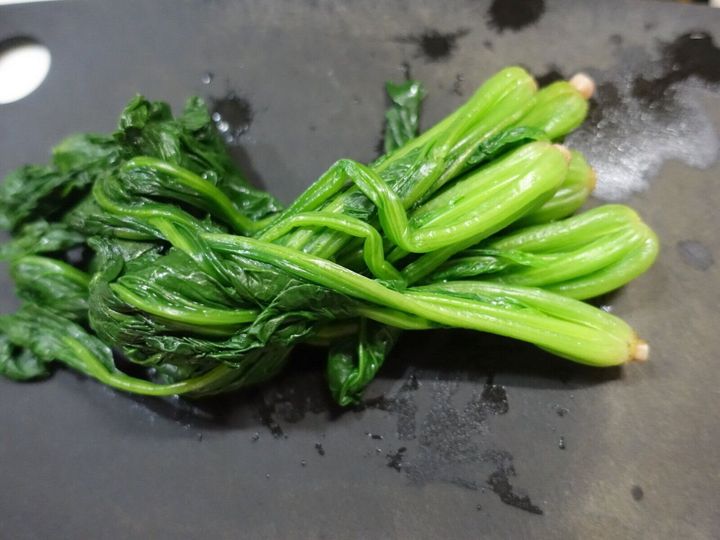 ひと工夫でワンランク上の味に!定番の家庭料理「ほうれん草のごま和え」を劇的においしくする方法って?