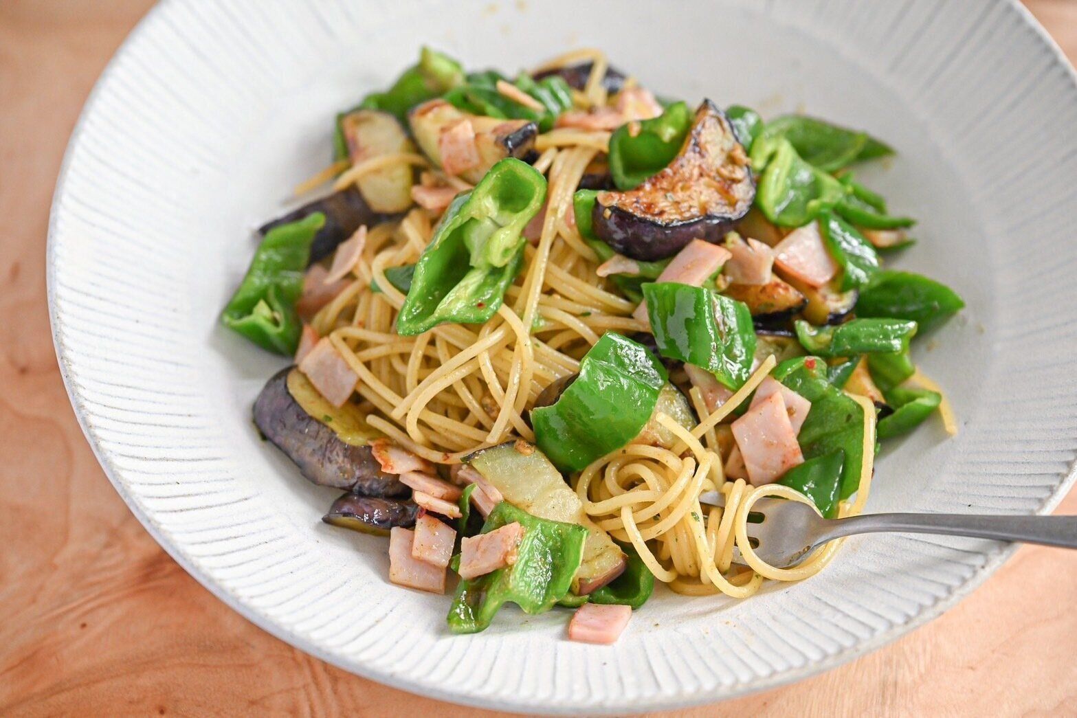 皿に入ったグリーンカレーパスタ