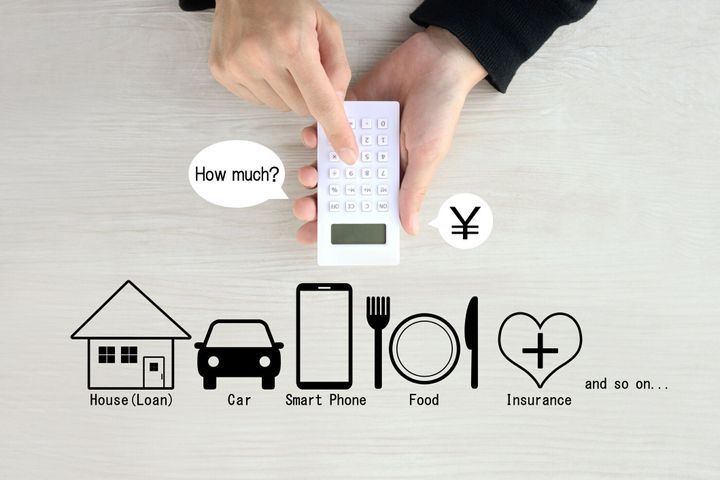 家計費を計算する人間の手