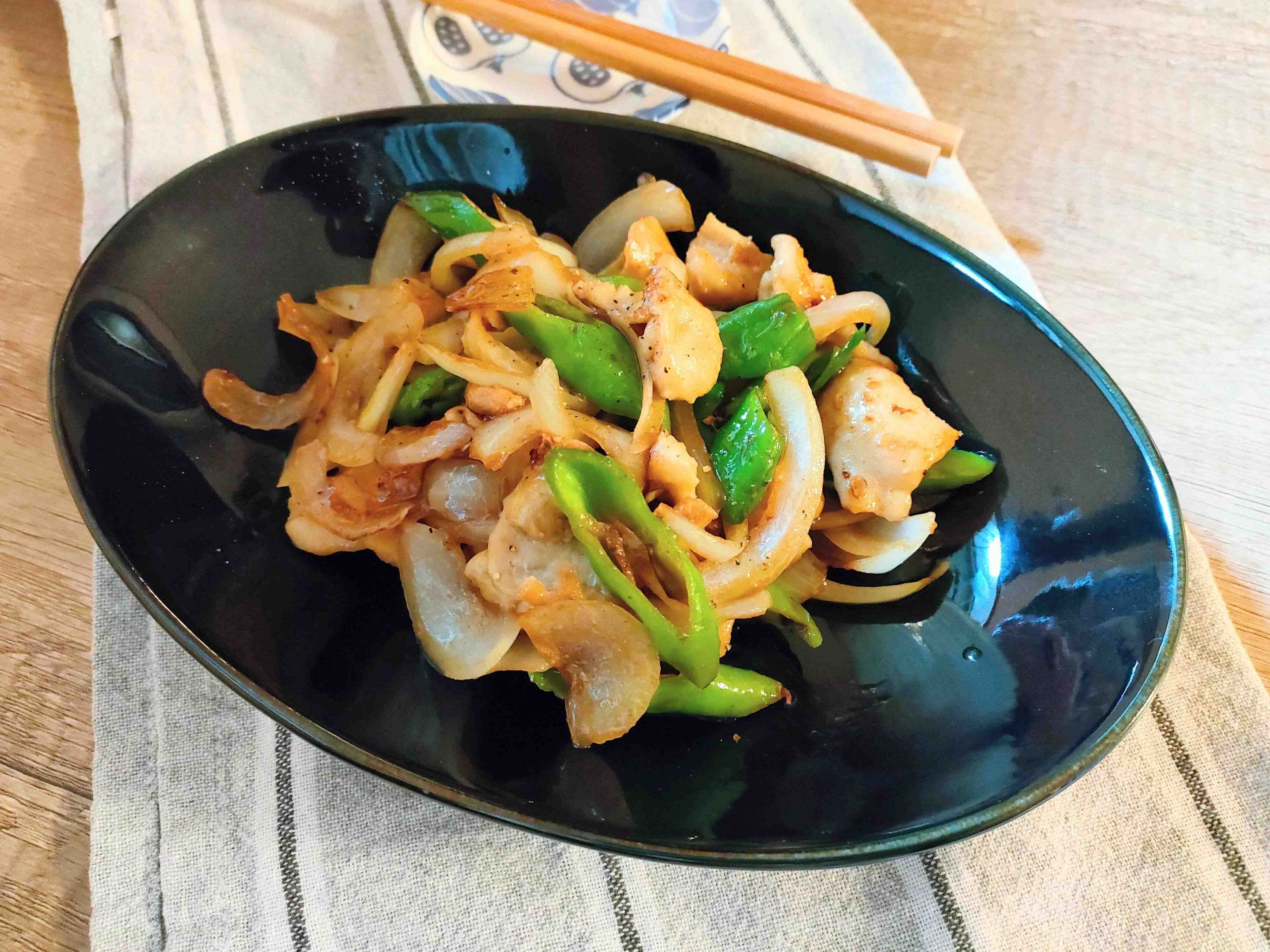 鶏皮と甘唐辛子のオイスターソース炒め