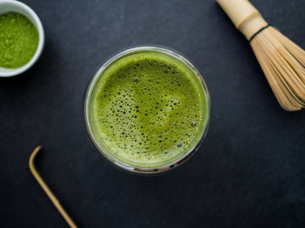 抹茶をカップに入れた