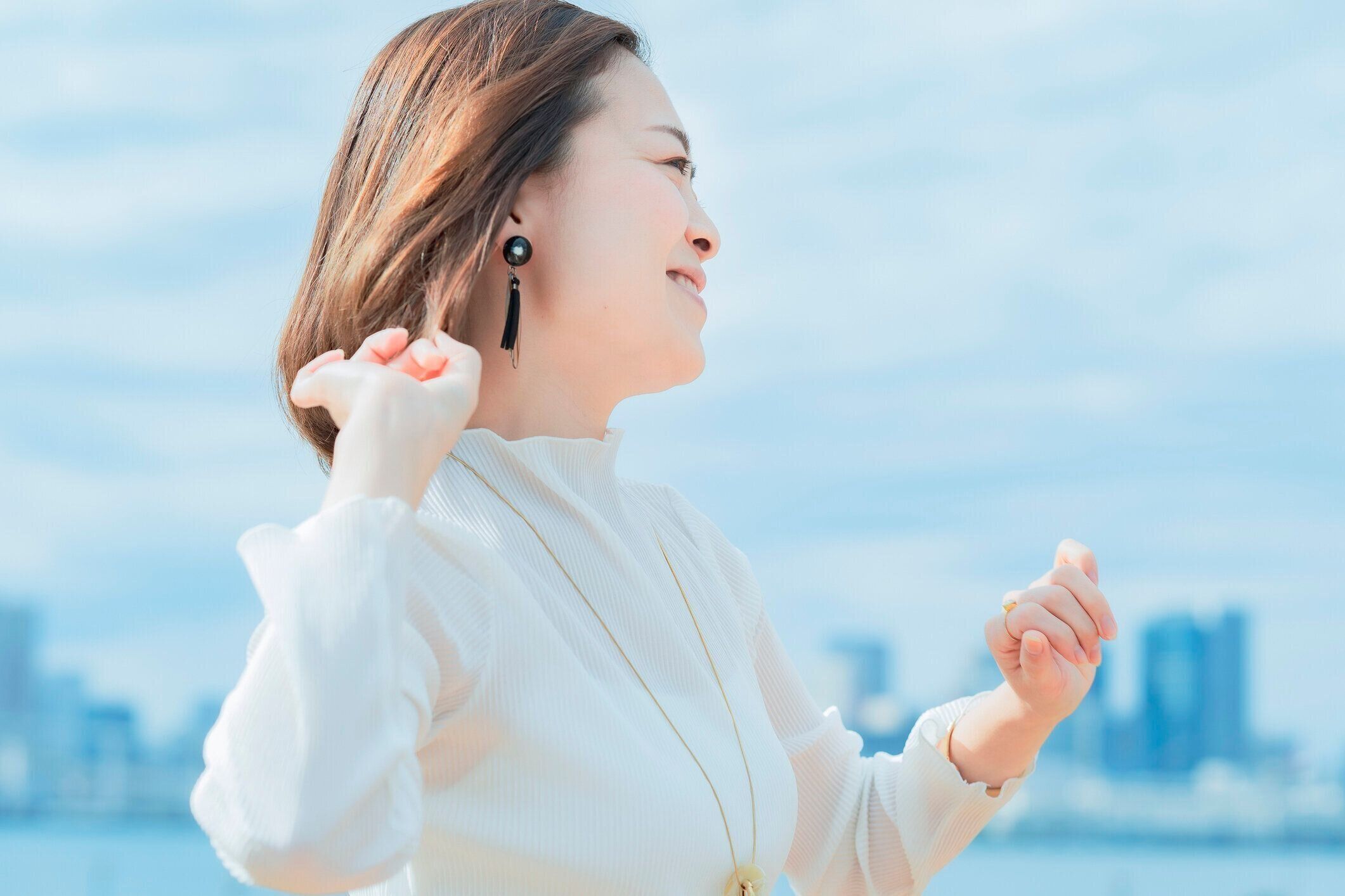 両手で髪を整える