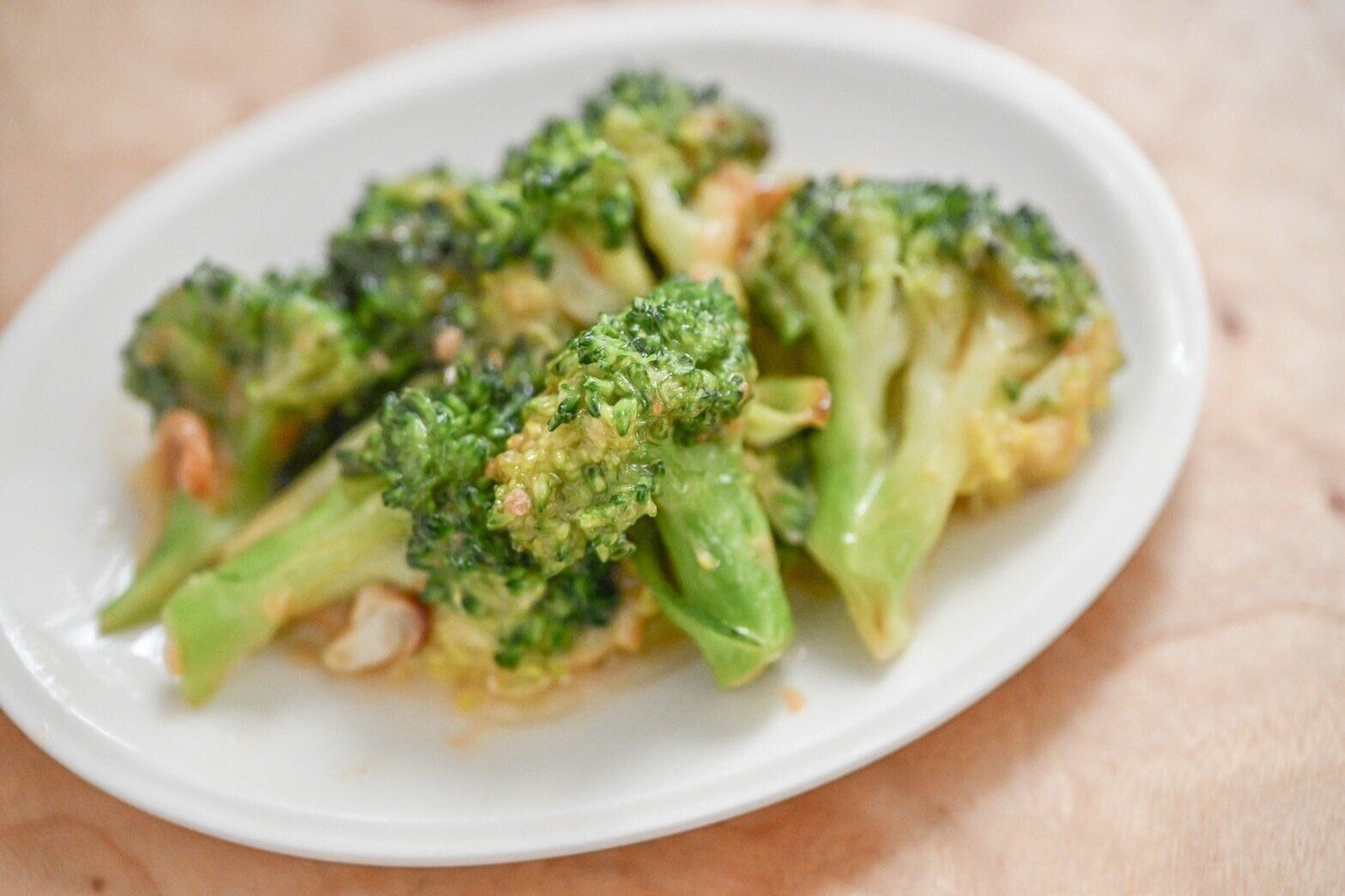 白い皿にのったブロッコリーの海老バター炒め