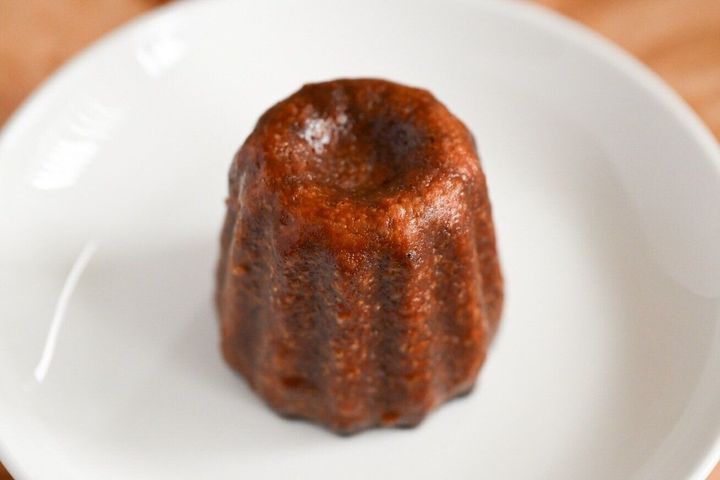 皿にのったセリ・エキスキーズ オレンジカヌレ