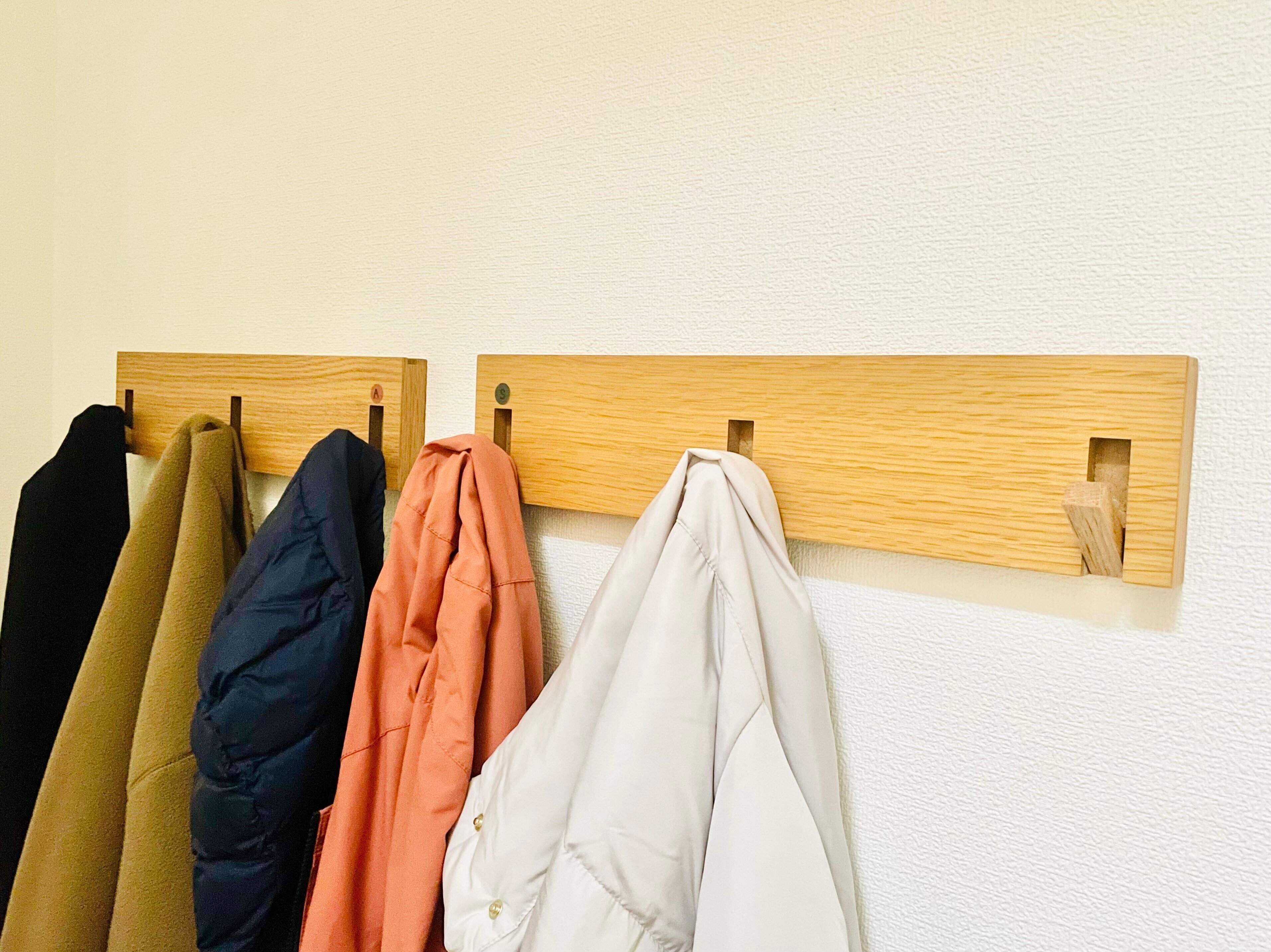アウター掛けに「壁に付けられる家具3連ハンガー」