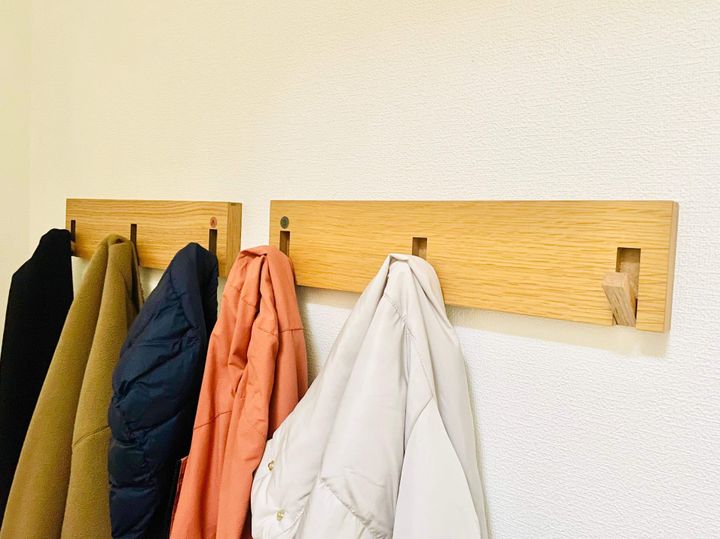 アウター掛けに「壁に付けられる家具3連ハンガー」