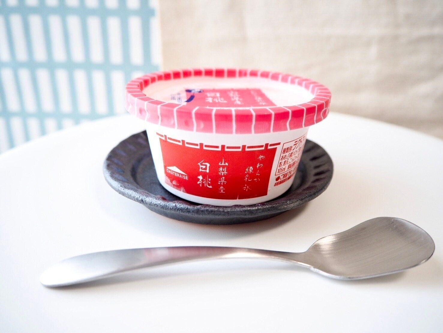 シャトレーゼ「白州名水かき氷Premium やわらか練乳氷 山梨県産白桃」商品写真