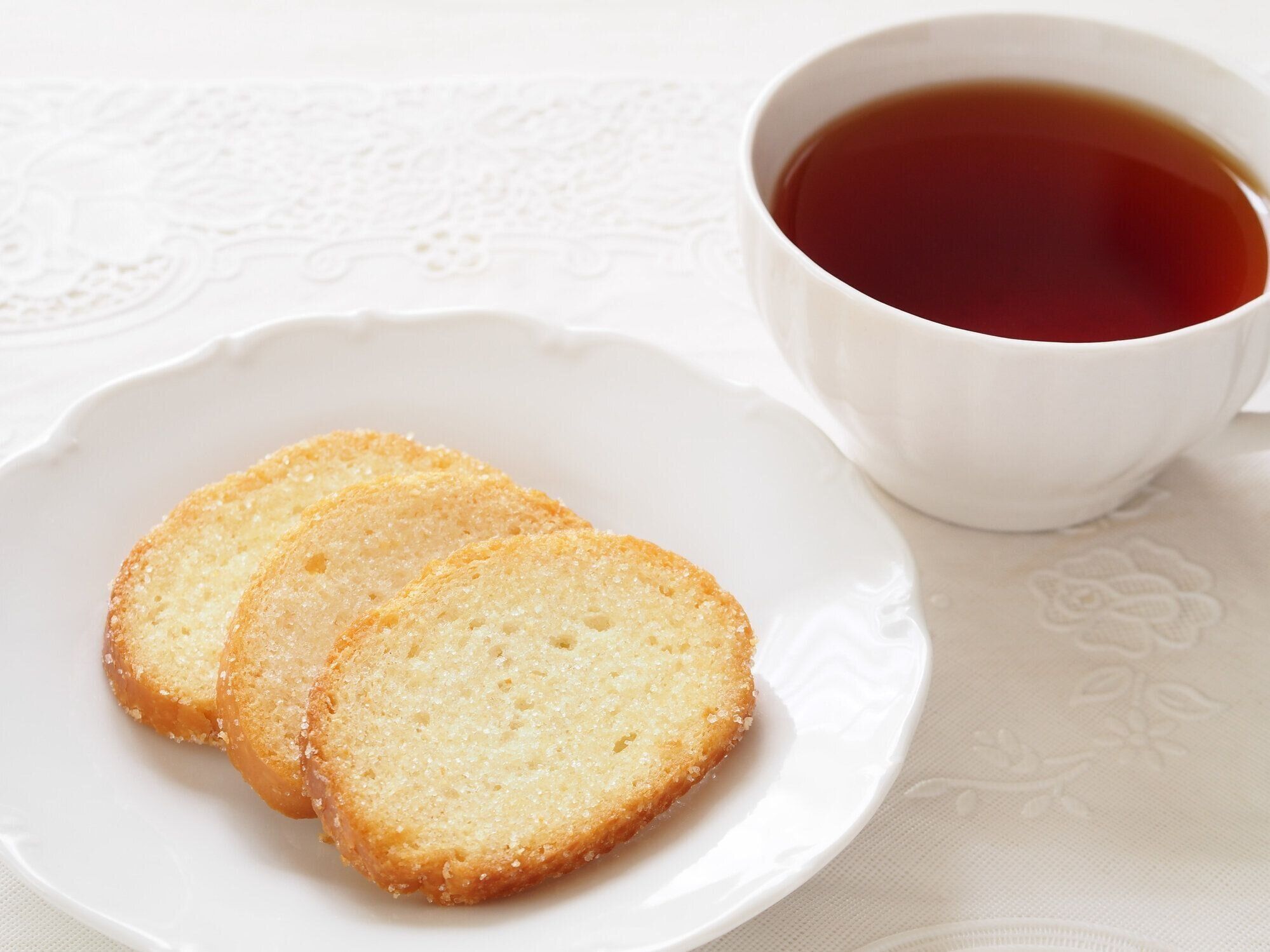 ラスクと紅茶のカップ