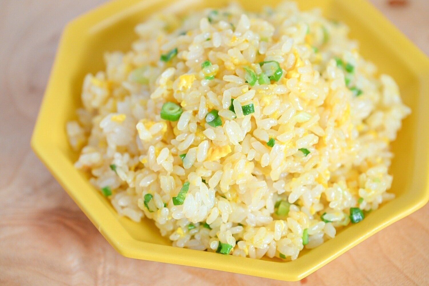 黄色の皿に盛られたからすみ炒飯