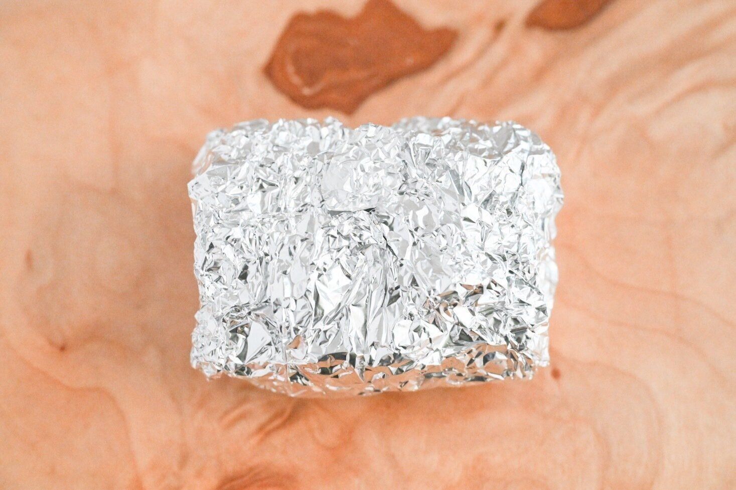 アルミホイルで包んだ豚肉