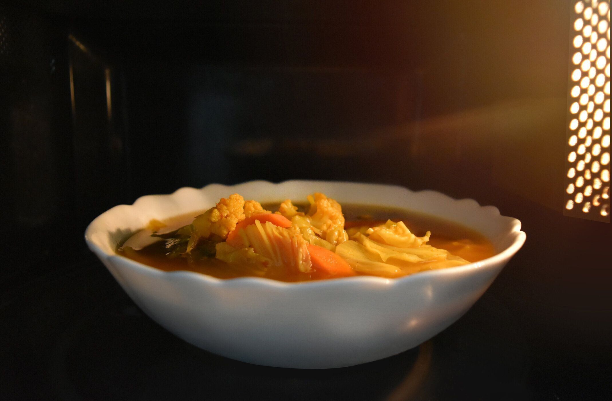 温かみのある雰囲気と本文 (辛い) 空の上部スペースに電子レンジ食品の白いボウル内側に見えます。非色セラミック電子レンジで使用可能に。