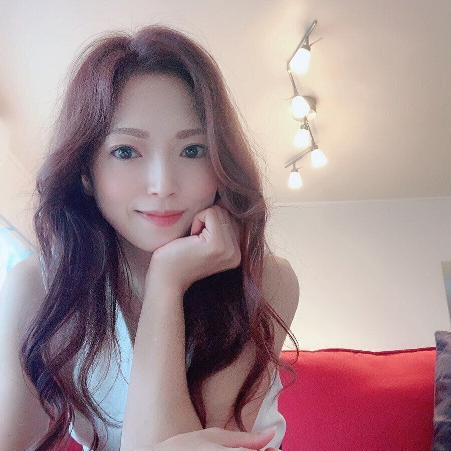 40代に似合うロングヘアスタイル 大きめのウェーブで品のあるエレガントロング