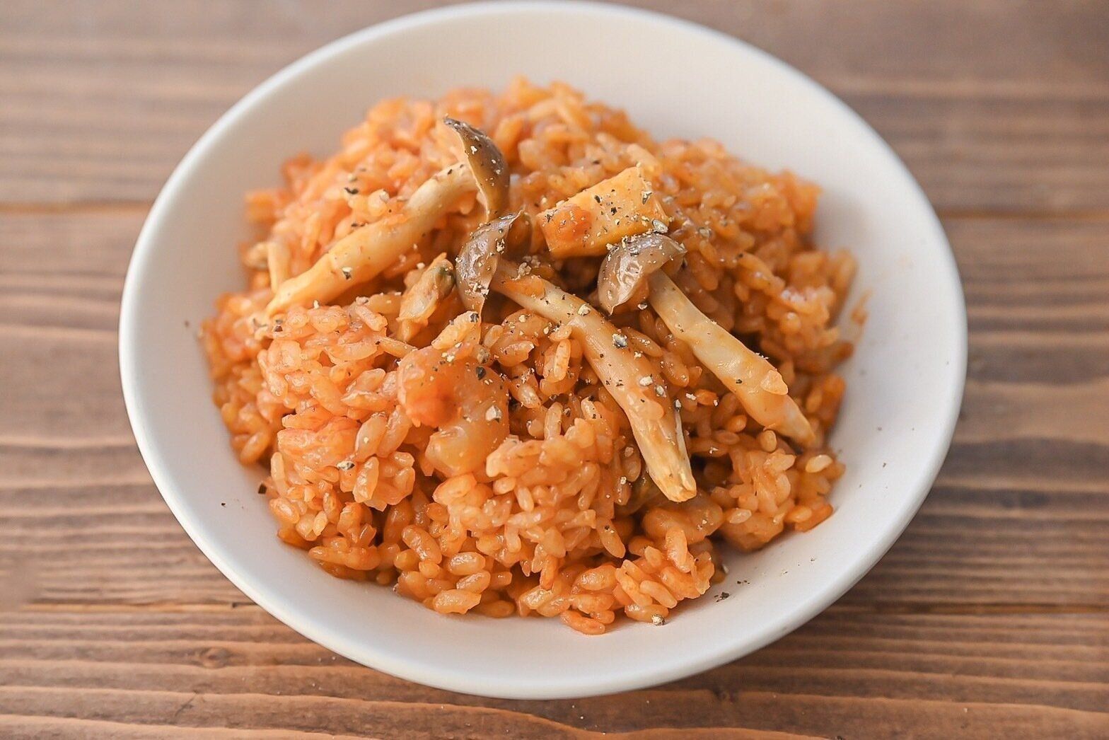 皿に盛られた炊き込みごはん