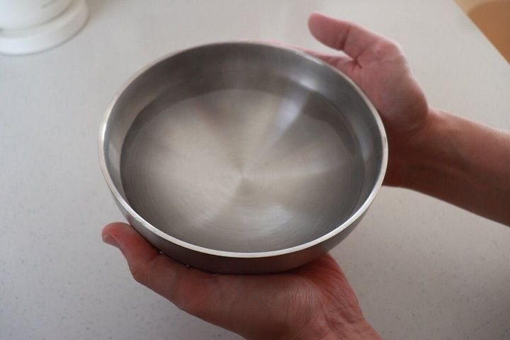 【ダイソー】330円でも絶対買い!熱湯を入ても熱くならない、まるで魔法のようなステンレス器