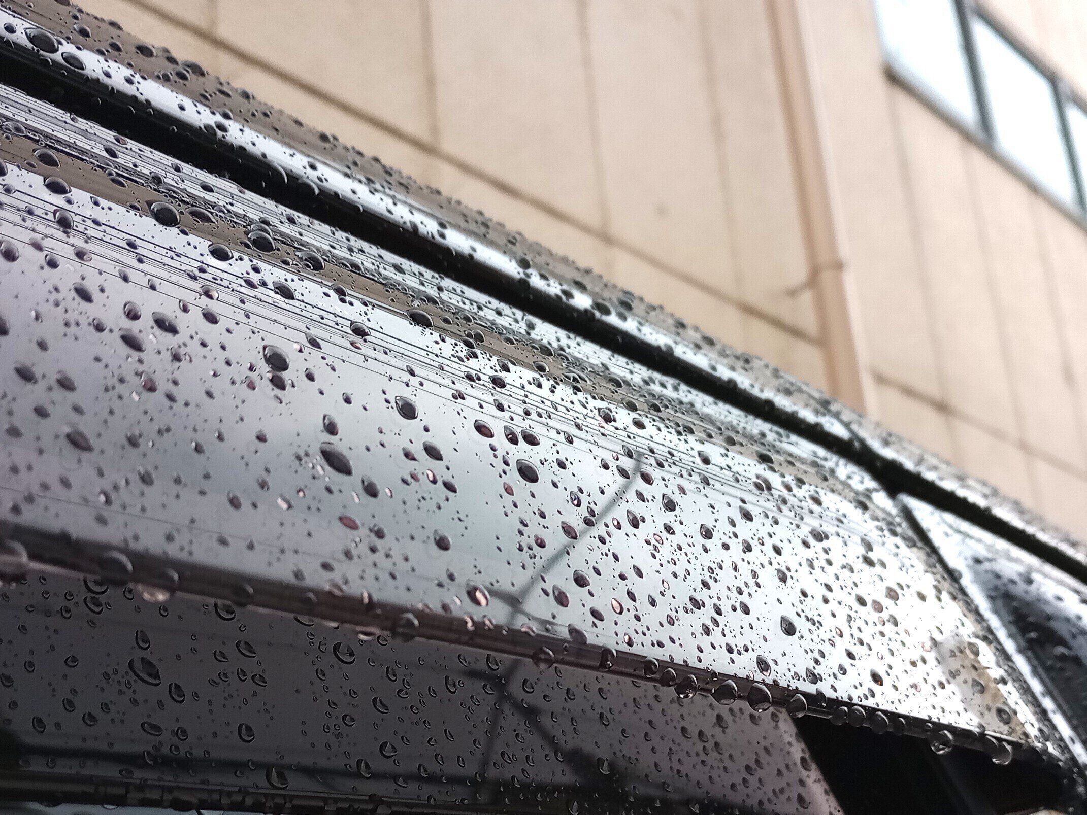 車に降った雨の水滴