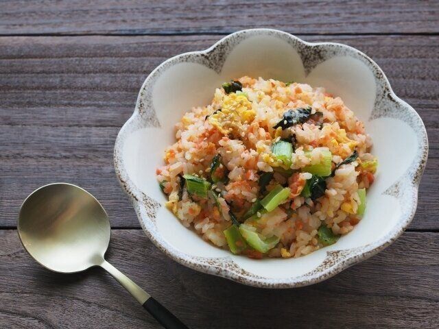 小松菜と鮭を加えた冷凍チャーハン