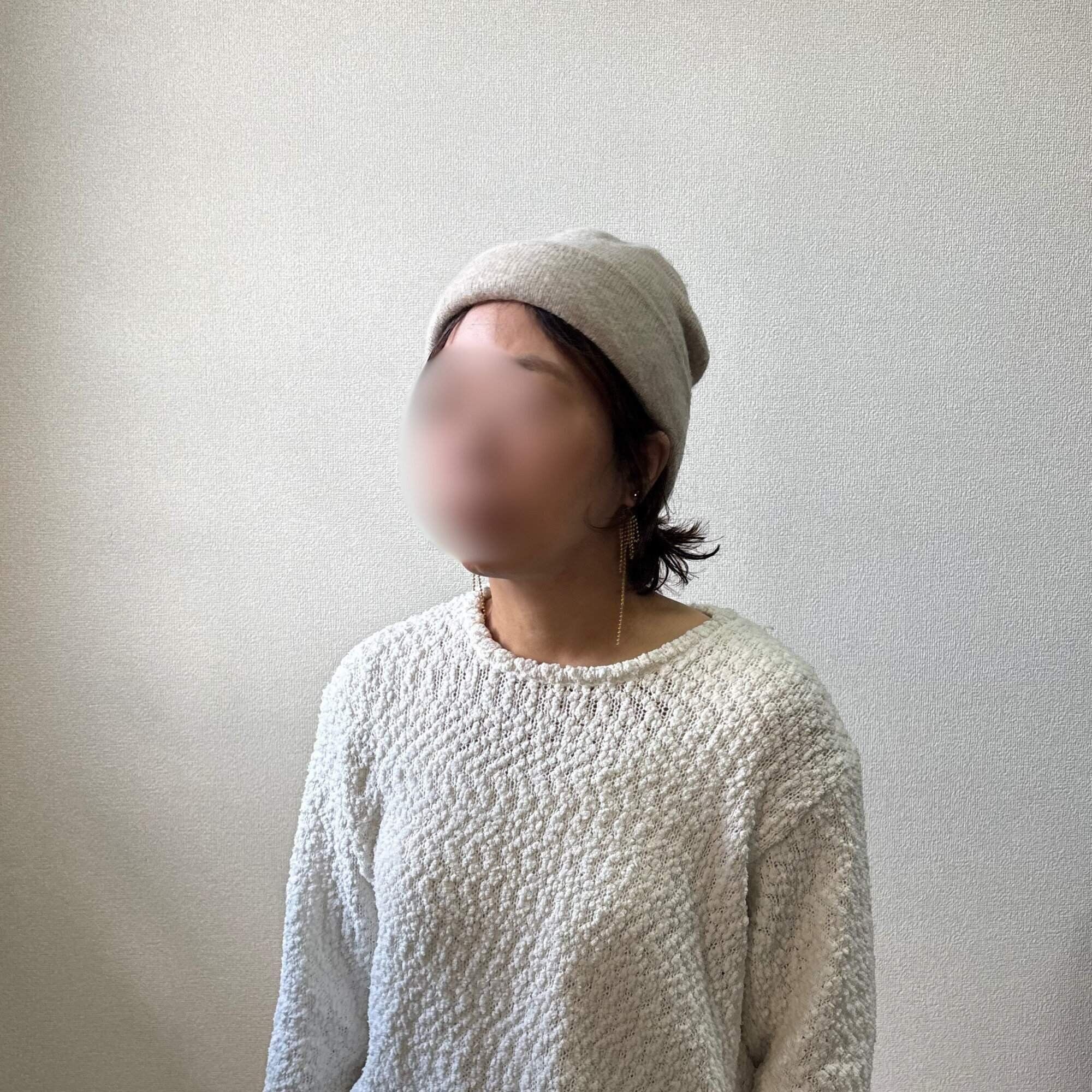 ニット帽、大きめピアスをつけているところ