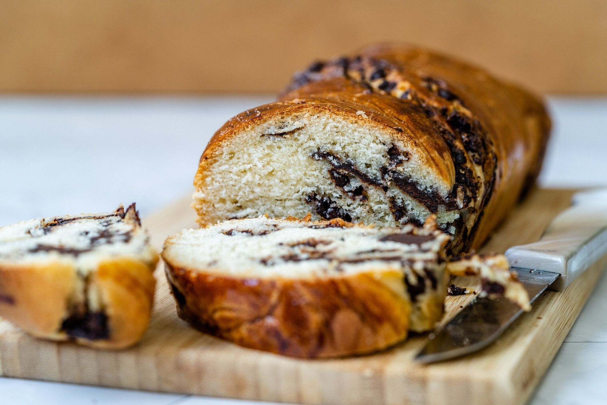 甘い自家製チョコレートバブカパンケーキ/コゾナック渦巻きサワードウブリオッシュ。