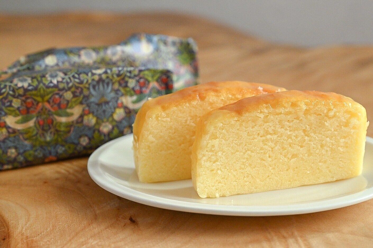 皿に盛られたベイクドチーズケーキ