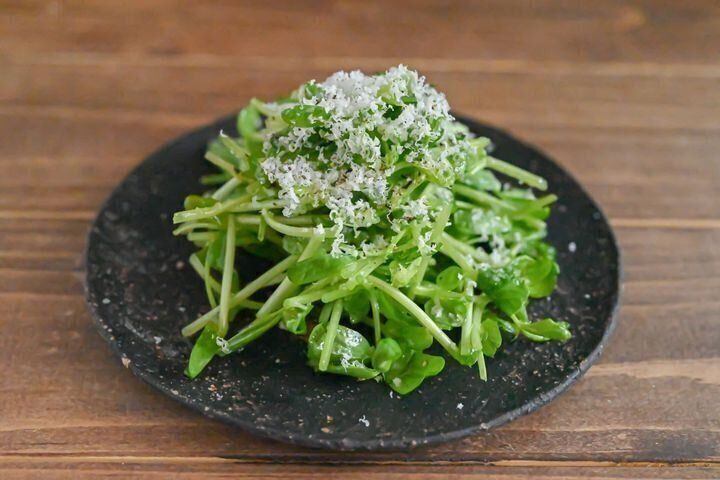 シンプルだからおいしい！豆苗の粉チーズサラダ