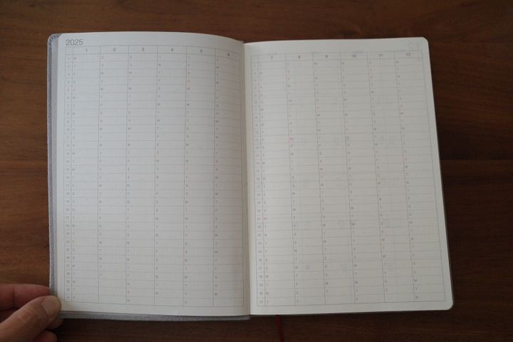 スエード調と色合いがかわいすぎる!無印良品の2025年のスケジュール帳は持てば気分が上がること間違いなし