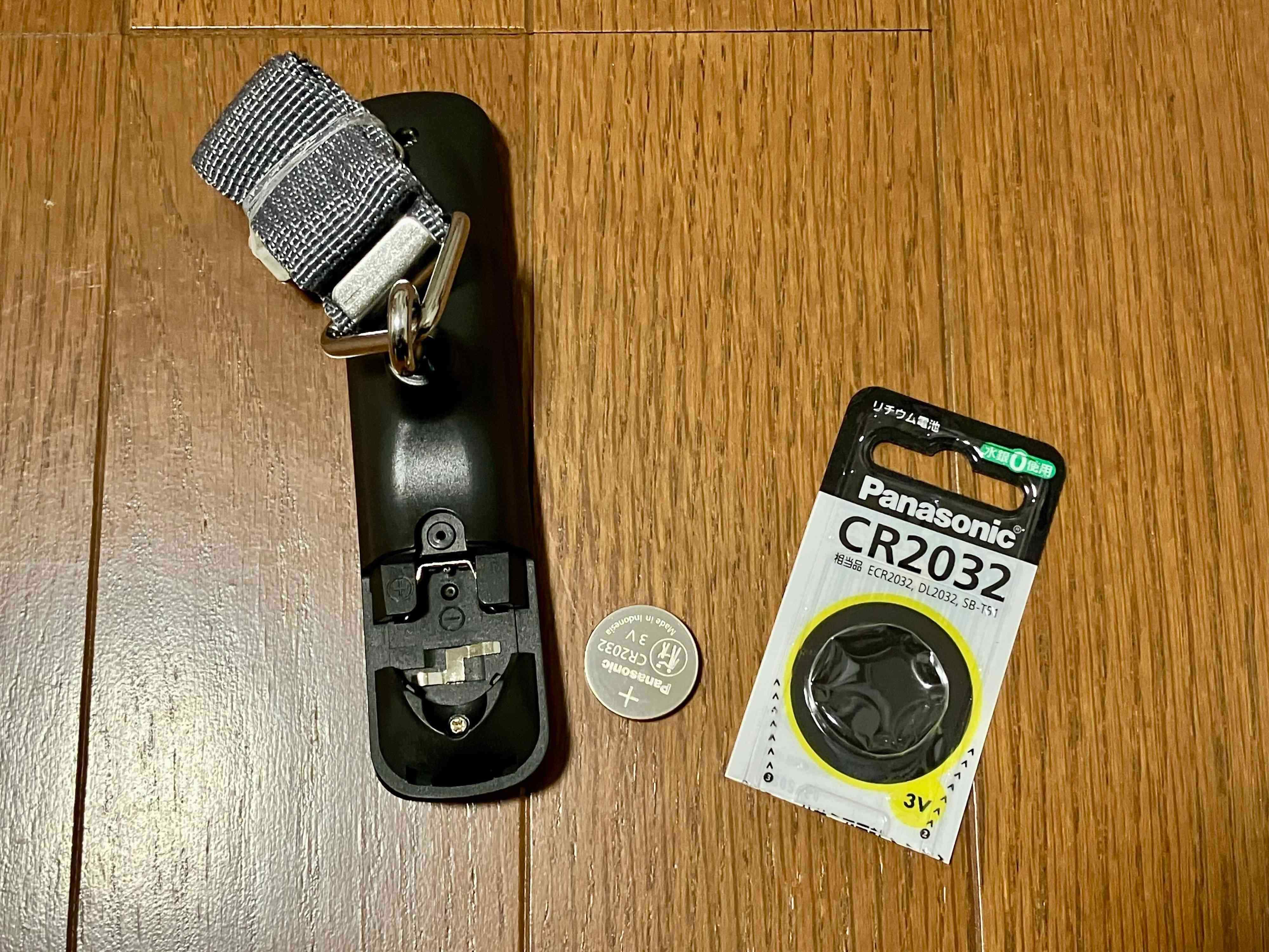 ボタン電池をセットします