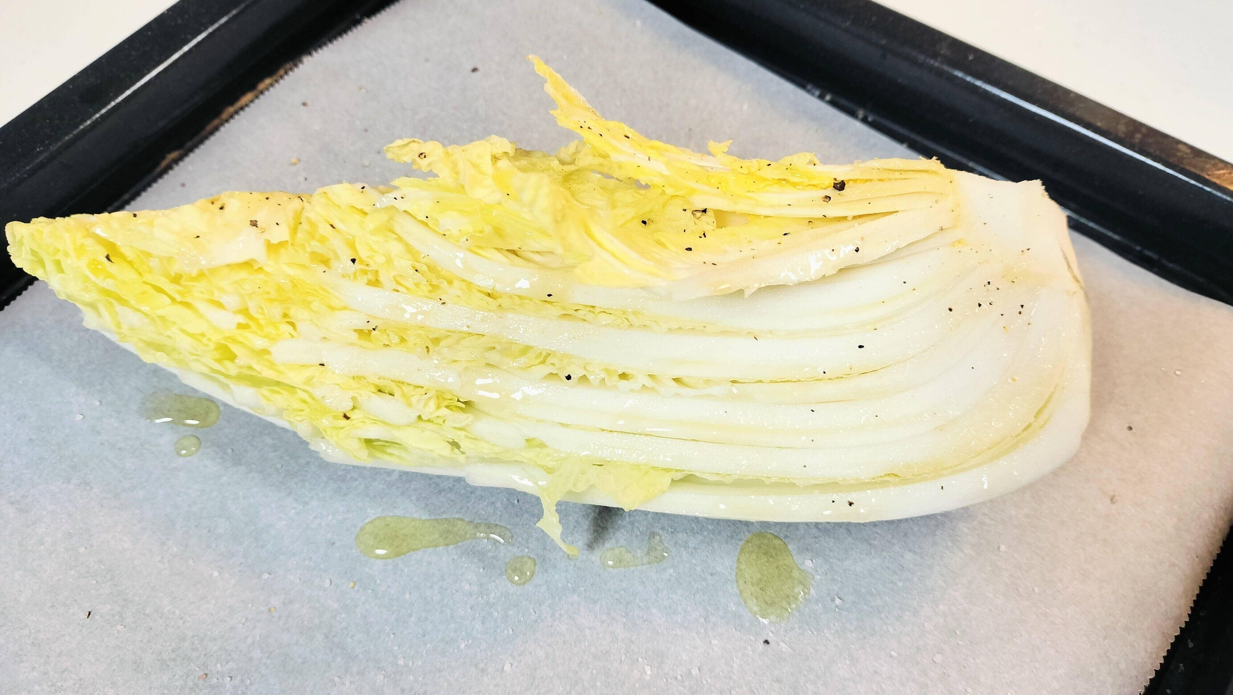 塩とオリーブオイルがかかった白菜