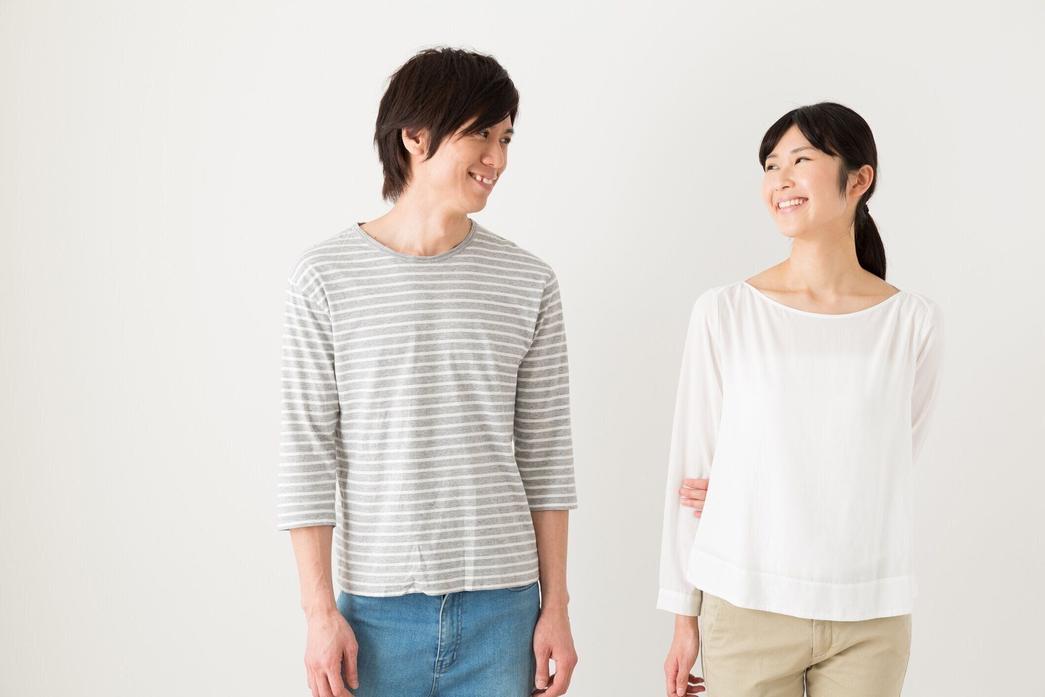 若いアジアのカップルのリラックスの肖像画