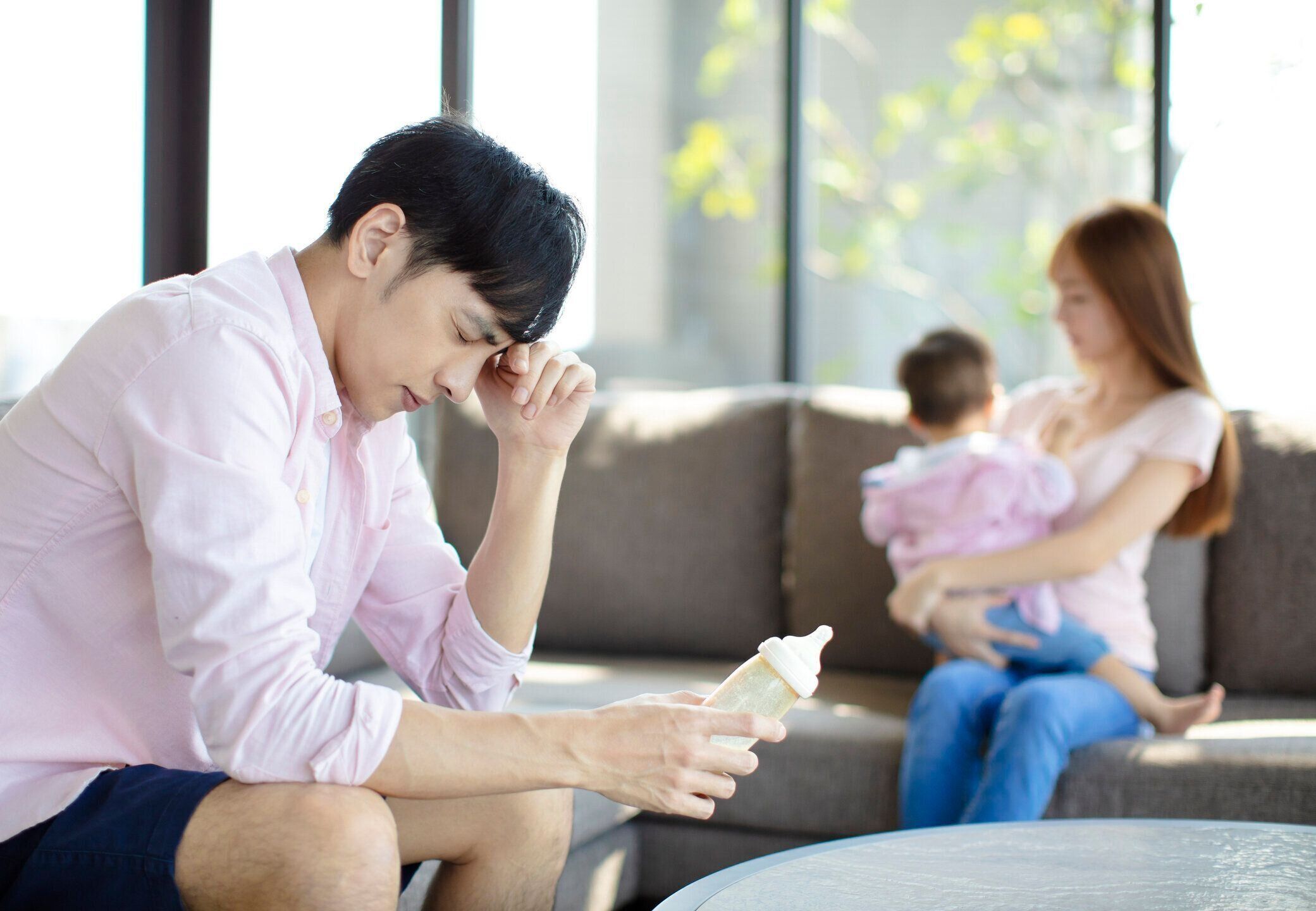 疲れた父と自宅に自分の赤ちゃんを持つ母親