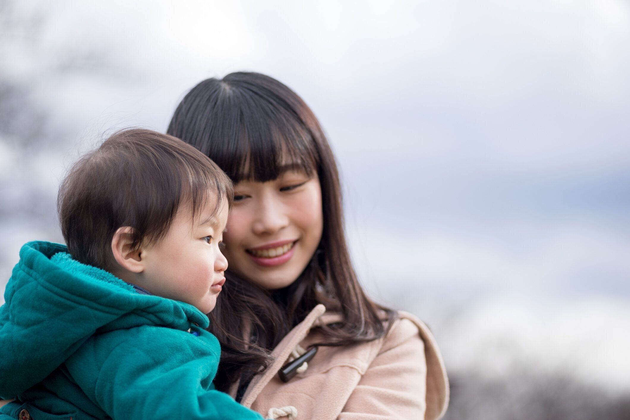 親と男の子(屋外/公園)