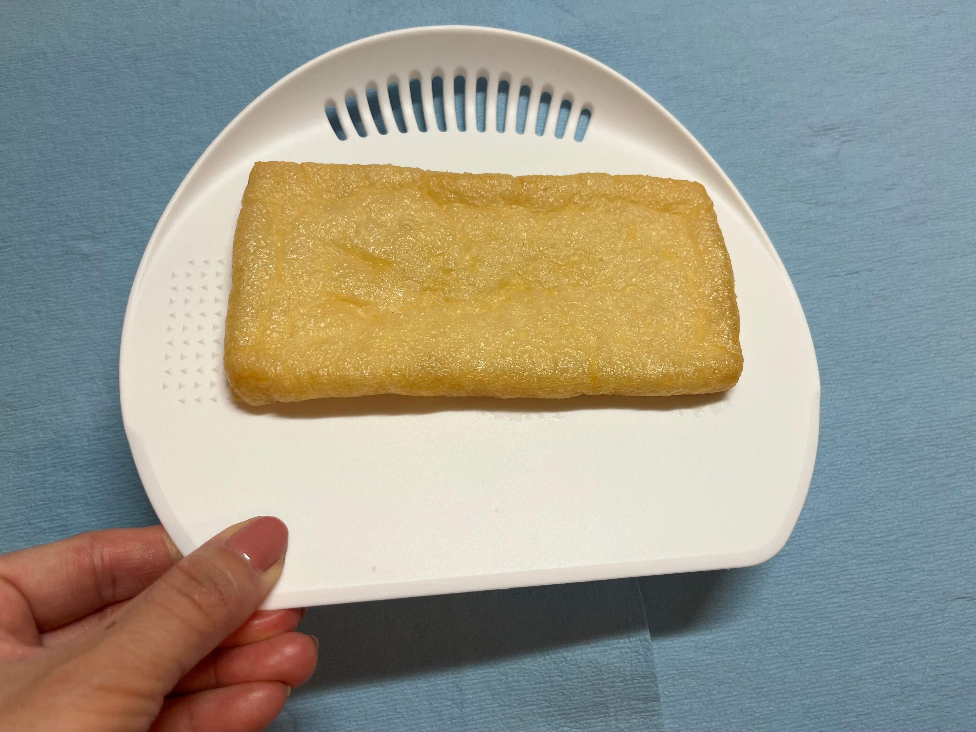 まな板に油揚げを載せた画像