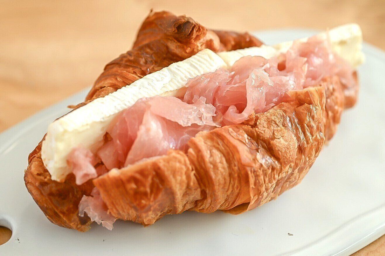 皿に盛られたクロワッサンサンド