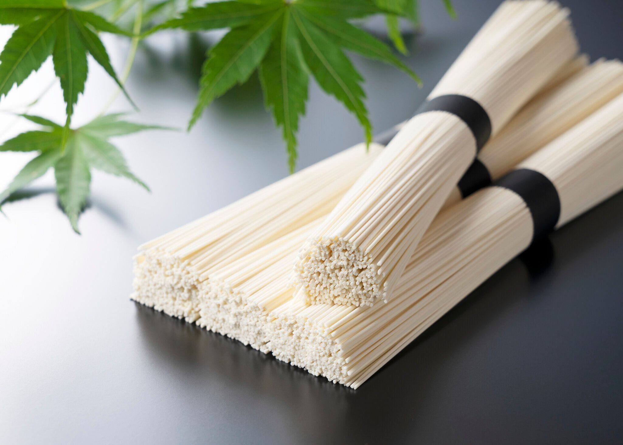 小麦粉で作られた日本の非常に薄い麺