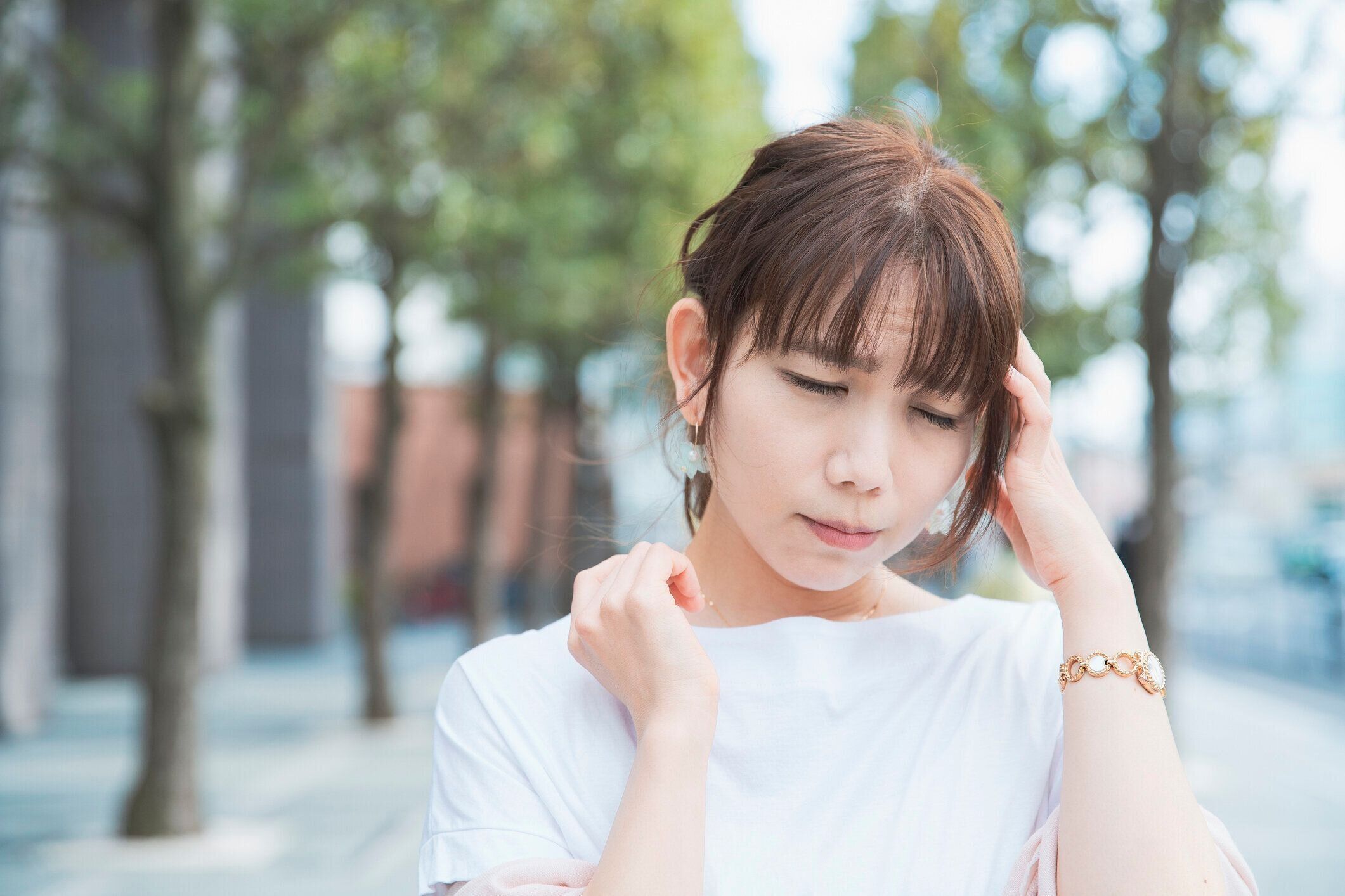 悲しい表情をしたショックを受けた女性